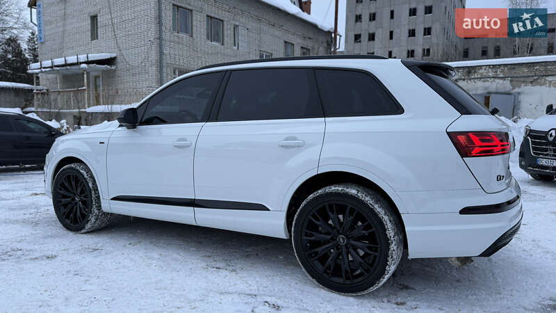 Внедорожник / Кроссовер Audi Q7 2016 в Новояворовске