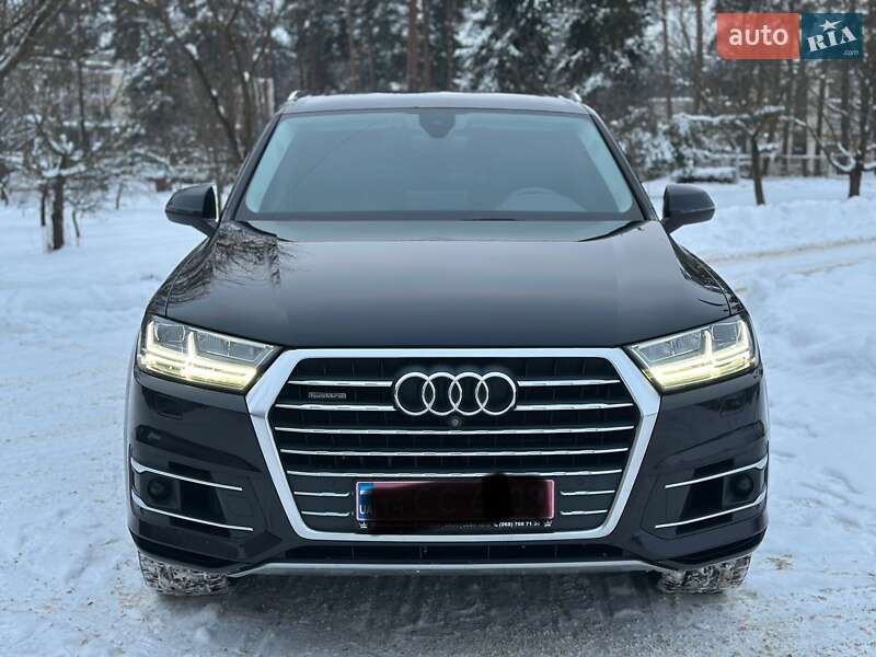 Внедорожник / Кроссовер Audi Q7 2017 в Нетешине