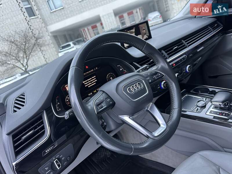 Внедорожник / Кроссовер Audi Q7 2017 в Нетешине