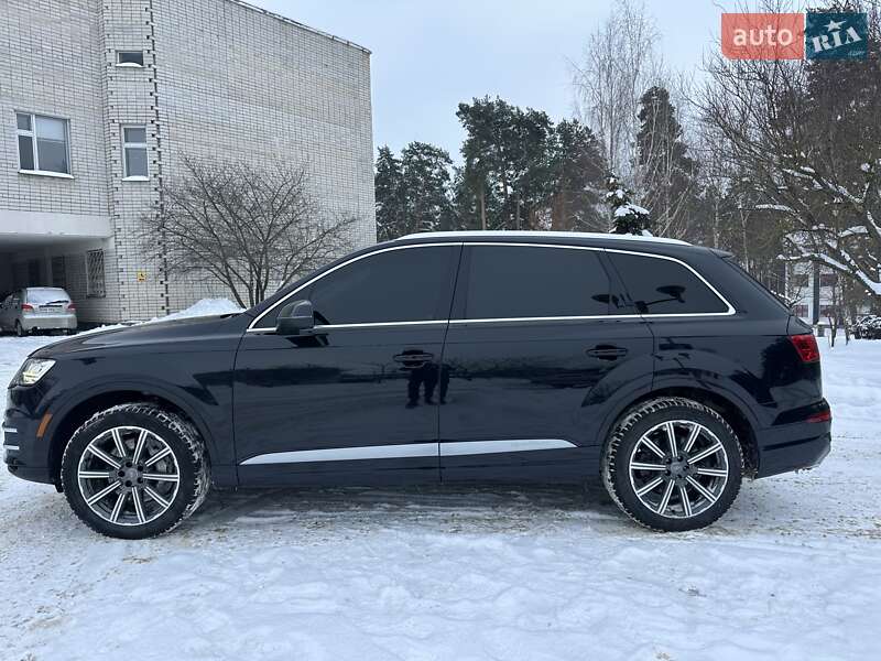 Внедорожник / Кроссовер Audi Q7 2017 в Нетешине