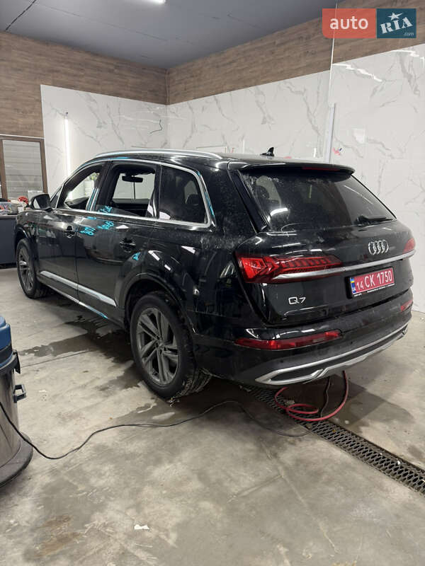 Внедорожник / Кроссовер Audi Q7 2020 в Новояворовске