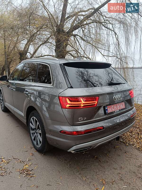 Внедорожник / Кроссовер Audi Q7 2017 в Дубно