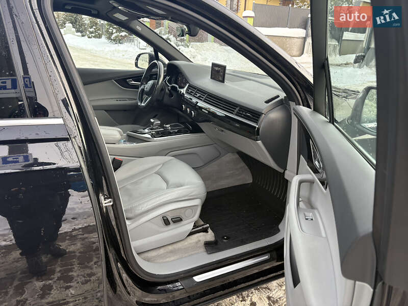 Внедорожник / Кроссовер Audi Q7 2017 в Новояворовске