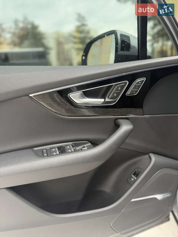 Позашляховик / Кросовер Audi Q7 2017 в Новояворівську