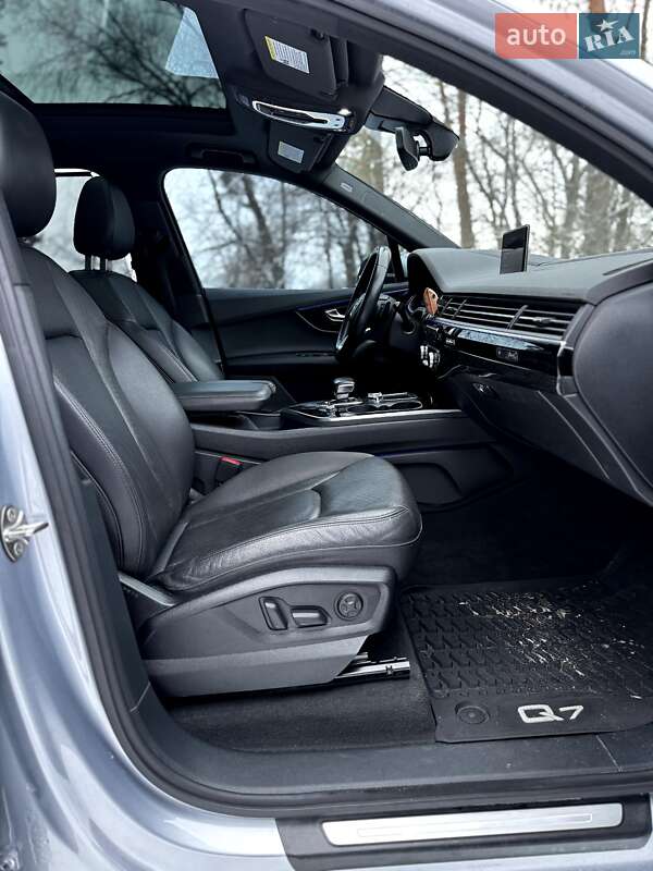 Внедорожник / Кроссовер Audi Q7 2017 в Барышевке