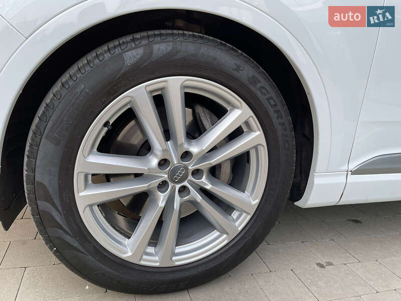 Позашляховик / Кросовер Audi Q7 2015 в Ужгороді