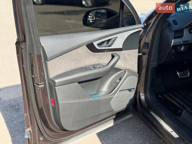 Внедорожник / Кроссовер Audi Q7 2016 в Киеве