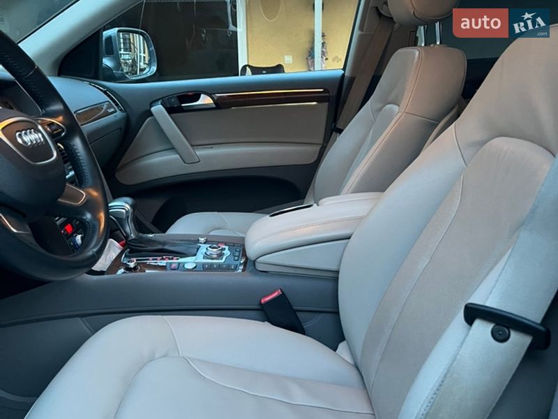 Позашляховик / Кросовер Audi Q7 2015 в Ужгороді