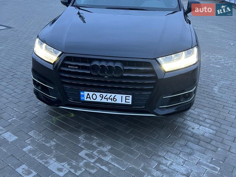 Позашляховик / Кросовер Audi Q7 2016 в Хусті