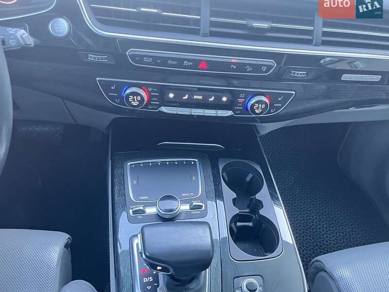 Позашляховик / Кросовер Audi Q7 2016 в Виноградові