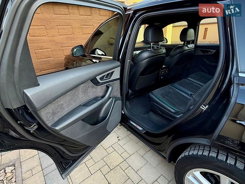 Позашляховик / Кросовер Audi Q7 2017 в Виноградові