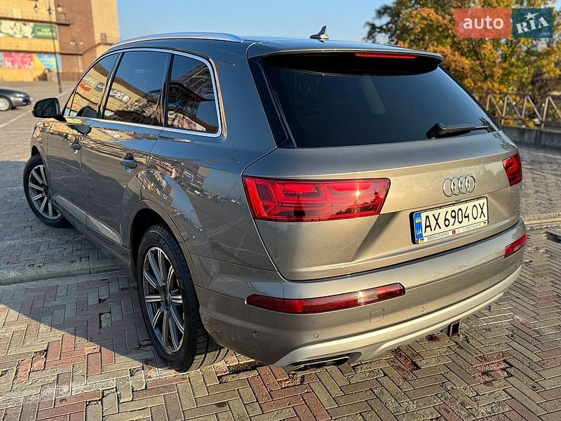 Позашляховик / Кросовер Audi Q7 2015 в Краснограді