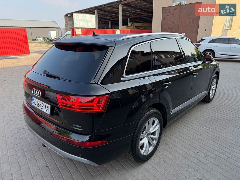 Позашляховик / Кросовер Audi Q7 2017 в Володимирі