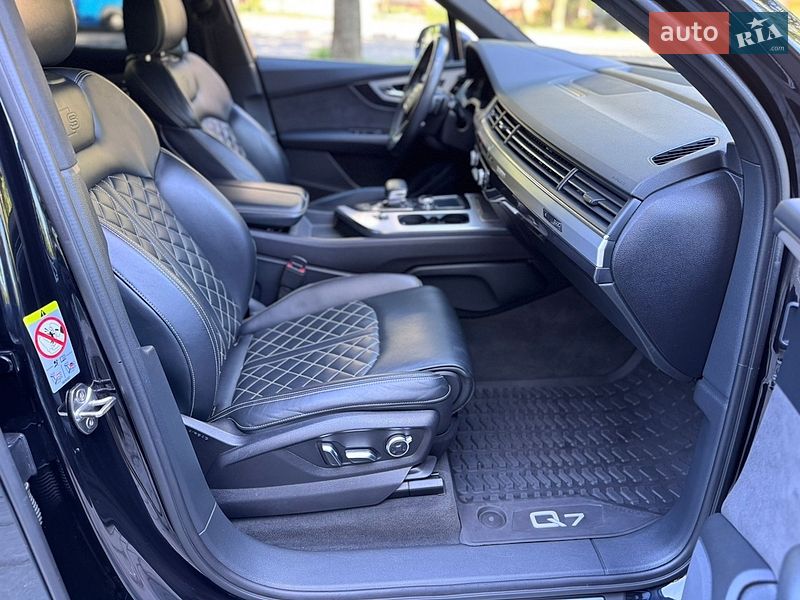 Позашляховик / Кросовер Audi Q7 2017 в Рівному