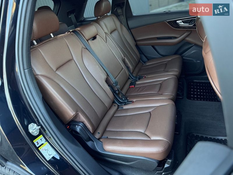 Позашляховик / Кросовер Audi Q7 2016 в Сарнах