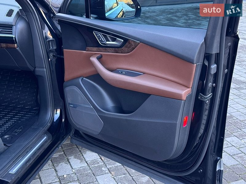Позашляховик / Кросовер Audi Q7 2016 в Сарнах