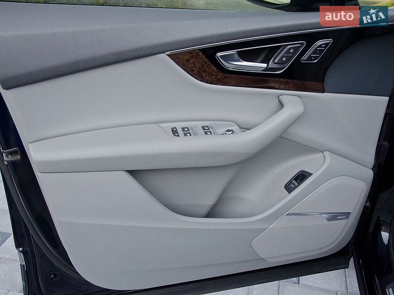 Позашляховик / Кросовер Audi Q7 2016 в Сарнах