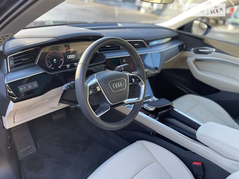 Позашляховик / Кросовер Audi Q8 e-tron 2023 в Хмельницькому