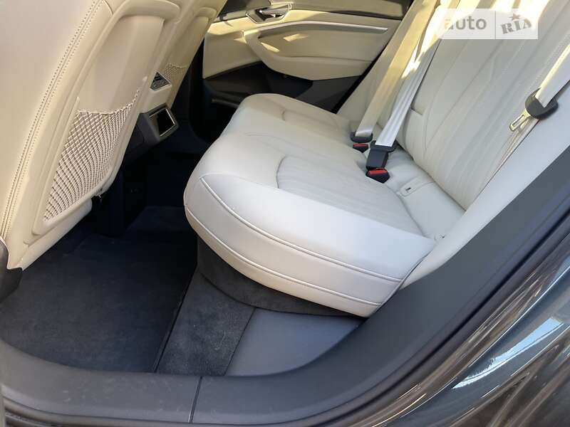 Позашляховик / Кросовер Audi Q8 e-tron 2023 в Хмельницькому