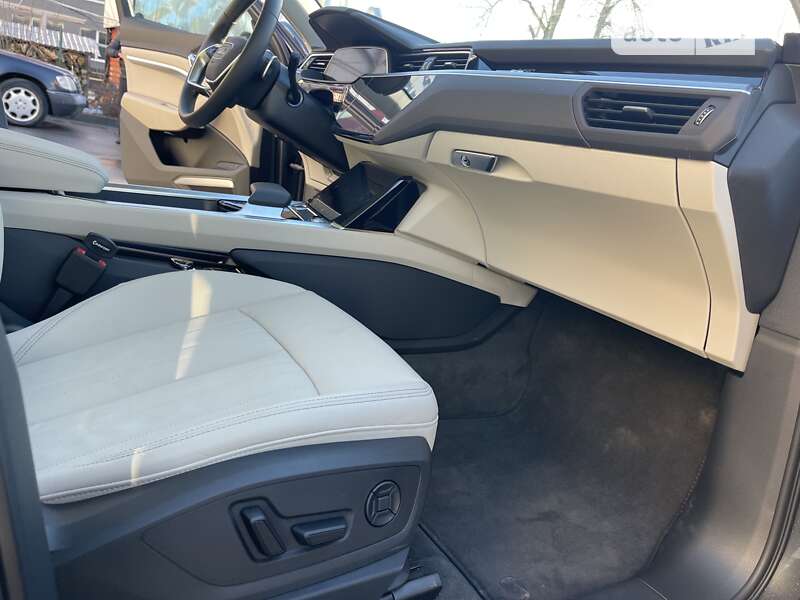 Позашляховик / Кросовер Audi Q8 e-tron 2023 в Хмельницькому