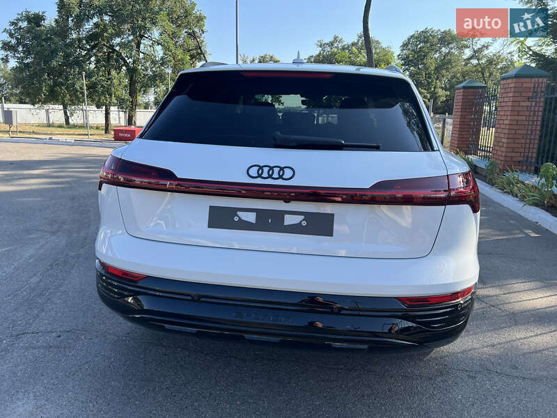 Позашляховик / Кросовер Audi Q8 e-tron 2023 в Дніпрі