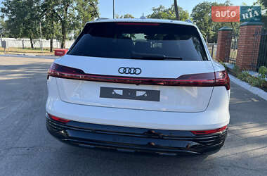 Позашляховик / Кросовер Audi Q8 e-tron 2023 в 