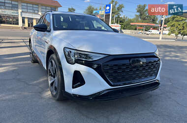 Позашляховик / Кросовер Audi Q8 e-tron 2023 в 
