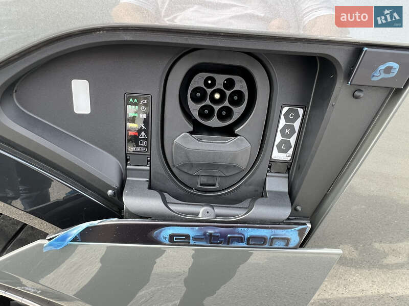 Позашляховик / Кросовер Audi Q8 e-tron 2023 в Дніпрі