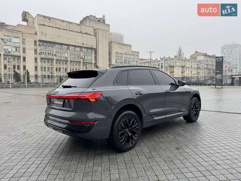 Позашляховик / Кросовер Audi Q8 e-tron 2023 в Києві