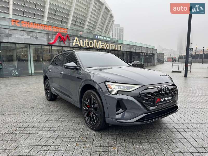 Позашляховик / Кросовер Audi Q8 e-tron 2023 в 