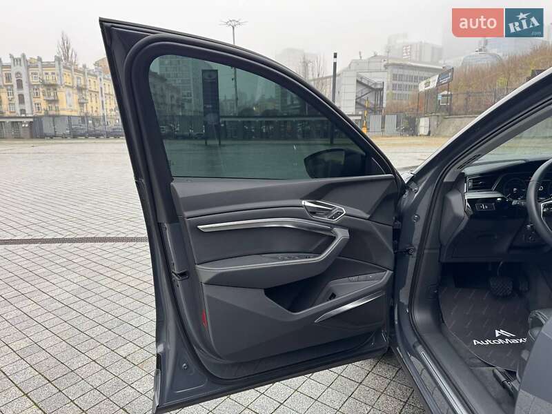 Позашляховик / Кросовер Audi Q8 e-tron 2023 в Києві