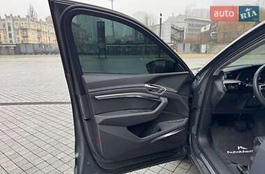 Позашляховик / Кросовер Audi Q8 e-tron 2023 в 