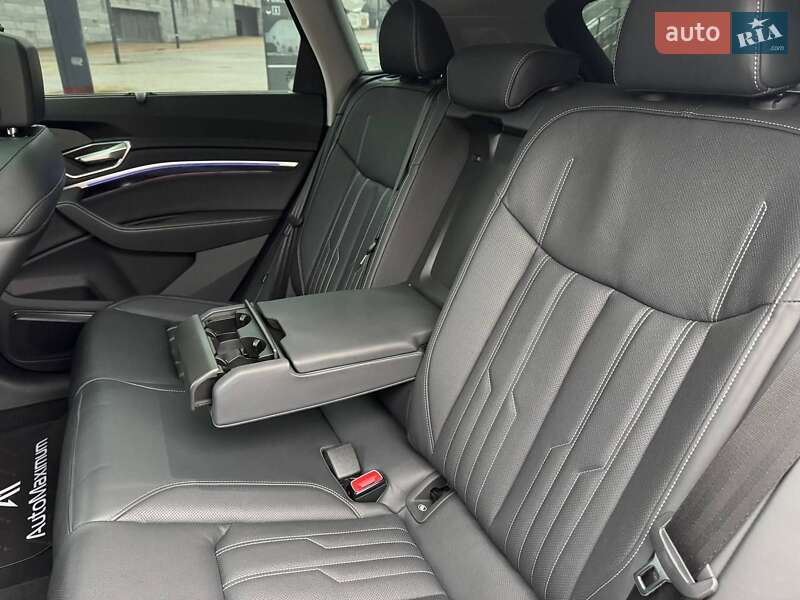 Позашляховик / Кросовер Audi Q8 e-tron 2023 в Києві