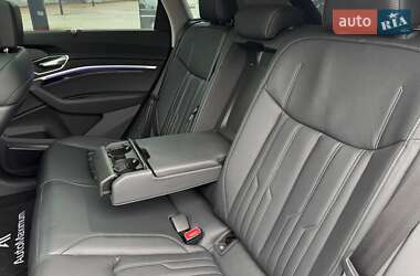 Позашляховик / Кросовер Audi Q8 e-tron 2023 в 