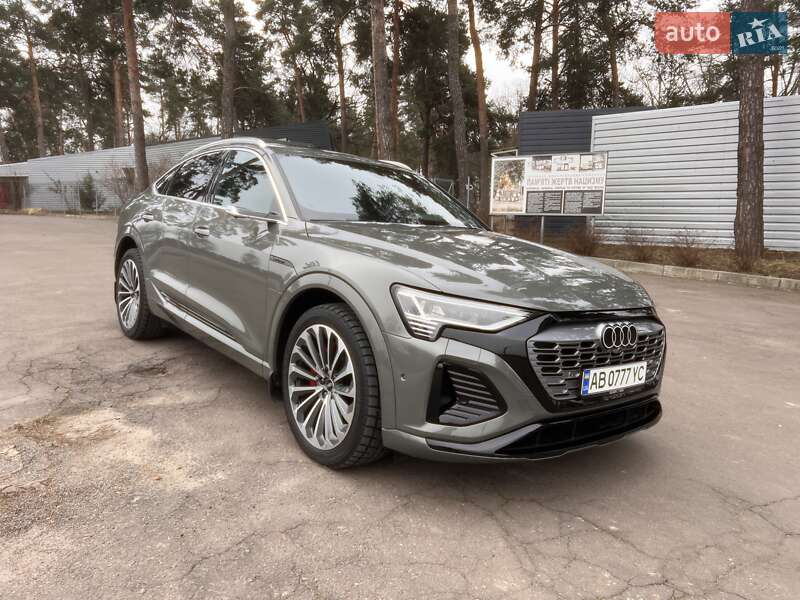 Позашляховик / Кросовер Audi Q8 e-tron 2023 в 