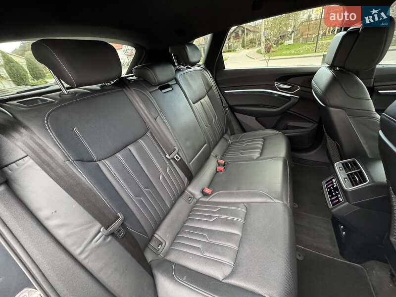 Позашляховик / Кросовер Audi Q8 e-tron 2023 в Львові