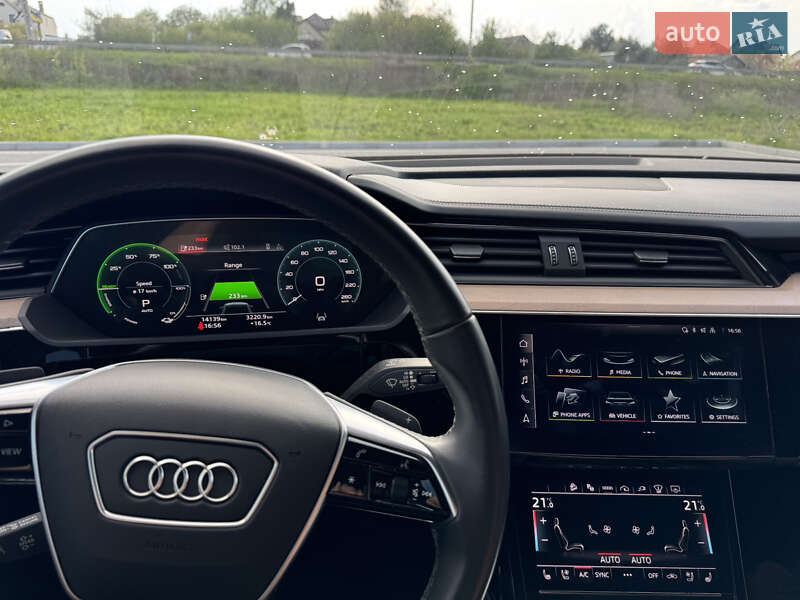 Позашляховик / Кросовер Audi Q8 e-tron 2023 в Львові