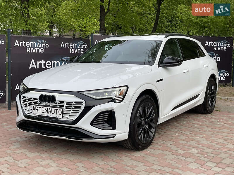 Позашляховик / Кросовер Audi Q8 e-tron 2024 в 