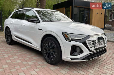 Позашляховик / Кросовер Audi Q8 e-tron 2024 в 