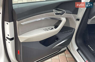 Позашляховик / Кросовер Audi Q8 e-tron 2024 в 
