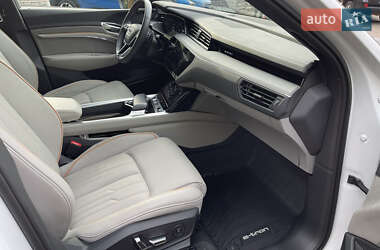Позашляховик / Кросовер Audi Q8 e-tron 2024 в 