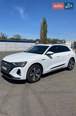 Внедорожник / Кроссовер Audi Q8 e-tron 2023 в 