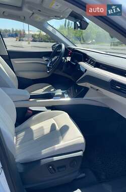 Внедорожник / Кроссовер Audi Q8 e-tron 2023 в 