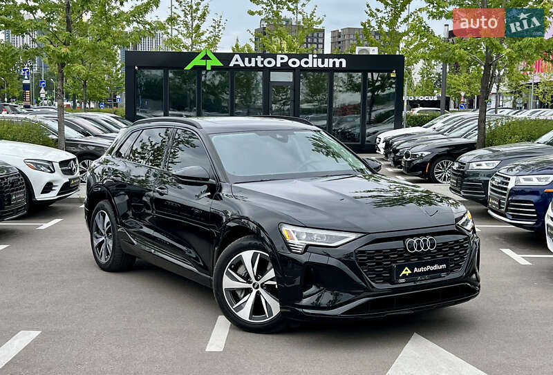 Позашляховик / Кросовер Audi Q8 e-tron 2023 в Києві