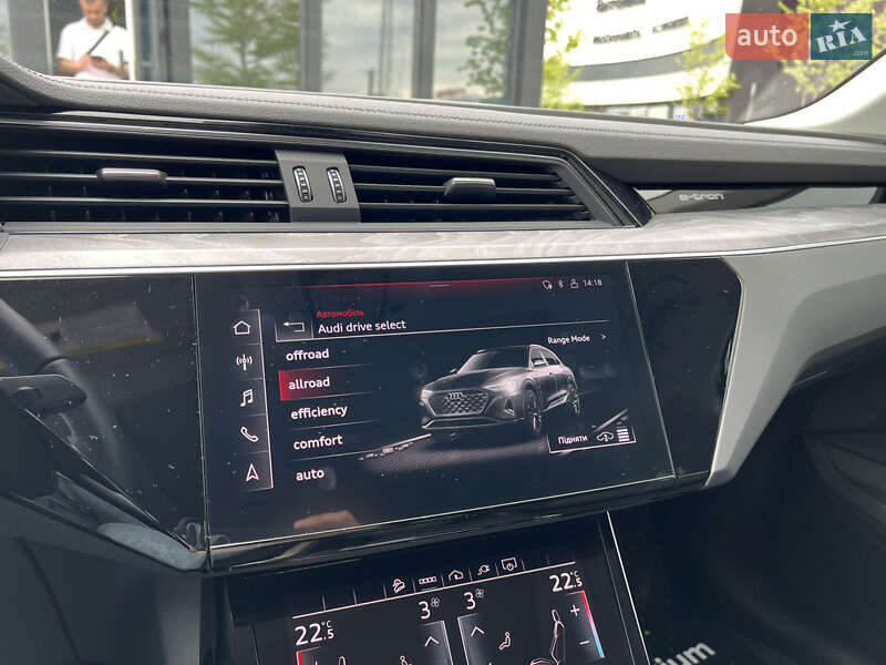 Позашляховик / Кросовер Audi Q8 e-tron 2023 в Києві