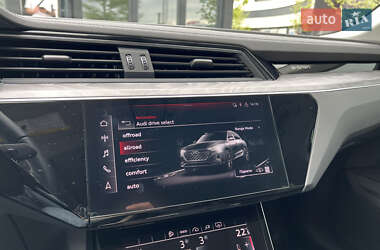 Позашляховик / Кросовер Audi Q8 e-tron 2023 в 