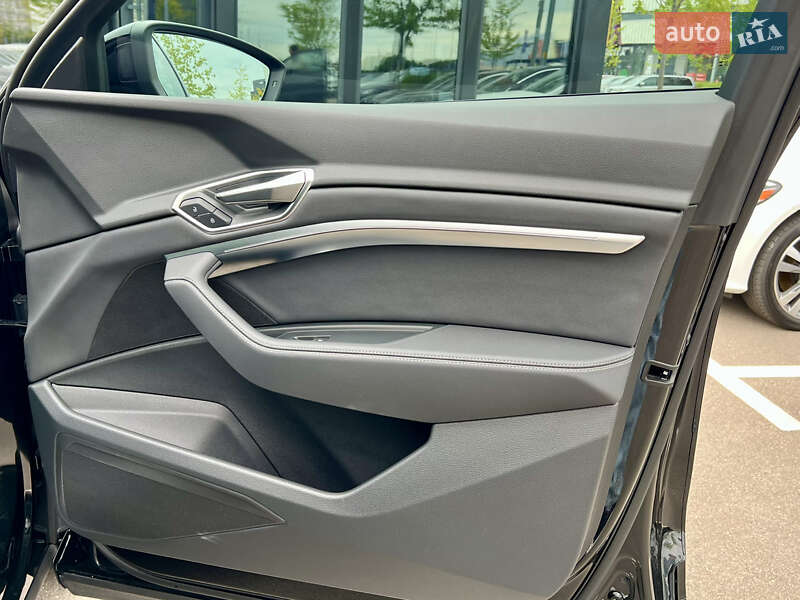 Позашляховик / Кросовер Audi Q8 e-tron 2023 в Києві