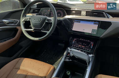 Позашляховик / Кросовер Audi Q8 e-tron 2023 в 