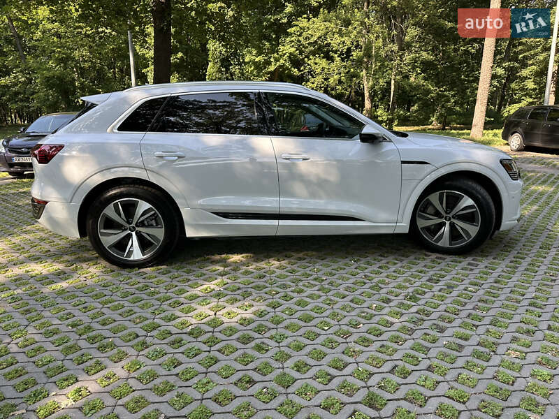Позашляховик / Кросовер Audi Q8 e-tron 2023 в Харкові