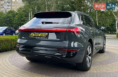 Позашляховик / Кросовер Audi Q8 e-tron 2024 в 